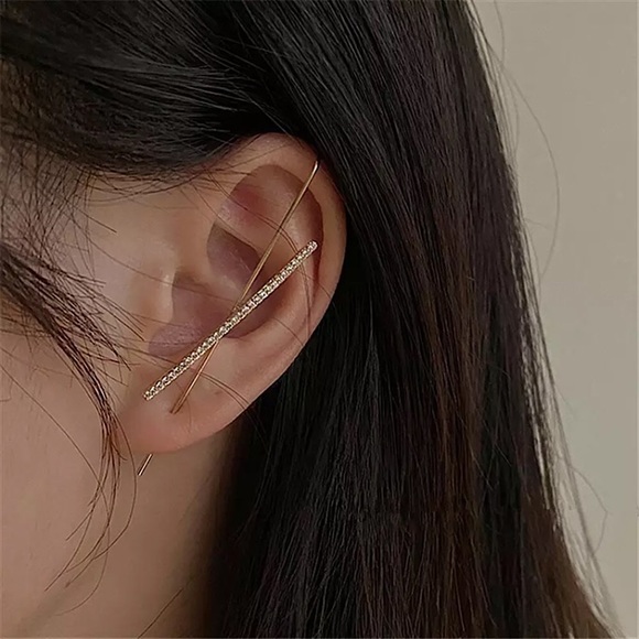 ⚜️[𝟯/$𝟭𝟴]⚜️NEW CZ Crisscrossed Pave Ear Hook Crawler Earring - Picture 3 of 8